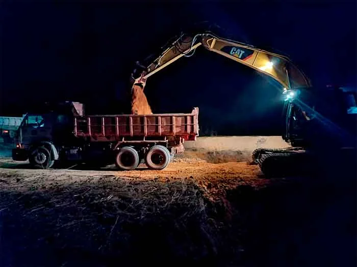Excavadora 323 DL Europea en obra