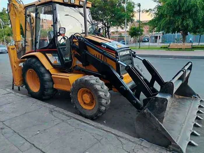 Retroexcavadora 438 C, vista lateral